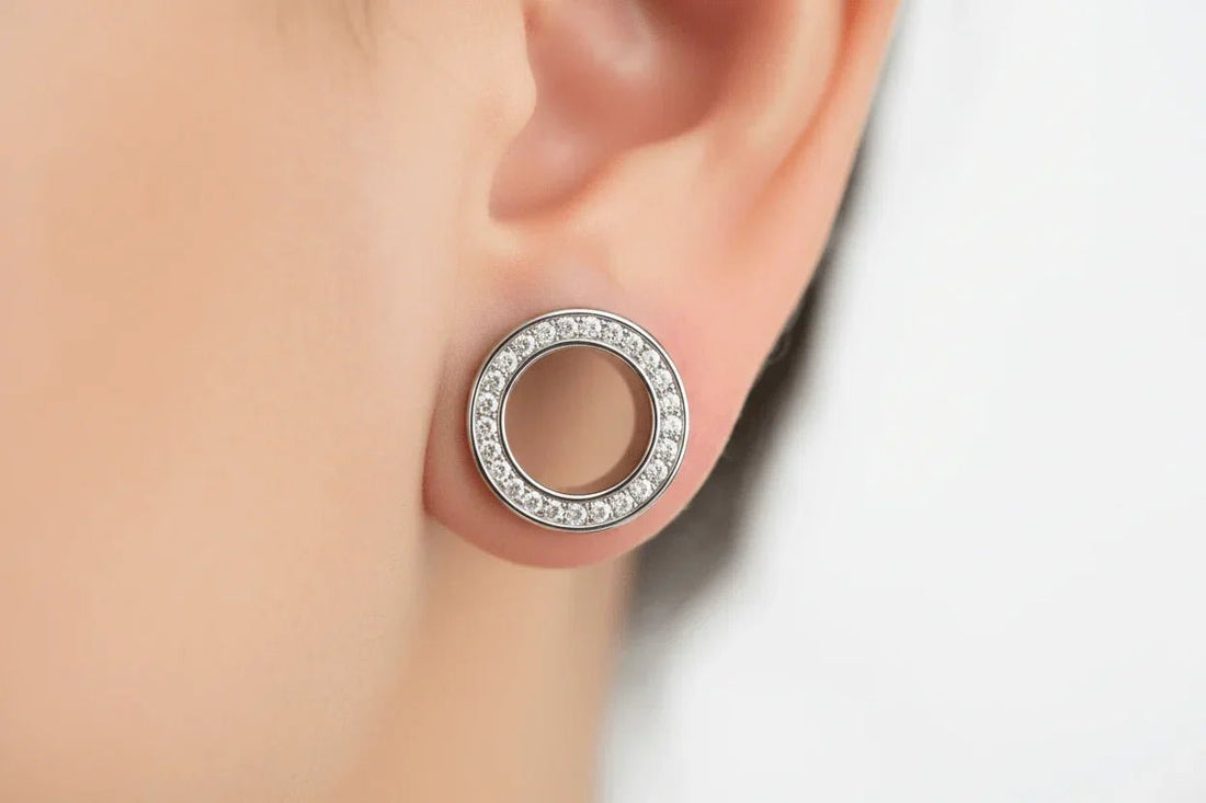 How to Insert Plugs Properly: A Complete Guide for Stretched Ears - QIAO Crystal