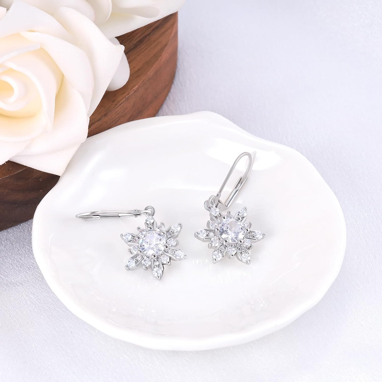 Snowflake Earrings for Women Sterling Silver Leverback Earrings Hypallergenic Clear Cubic Zirconia Sparkle Earring Classic Elegant Winter Christmas Jewelry Gifts for Her Mom Wife - 我的商店我的商店我的商店